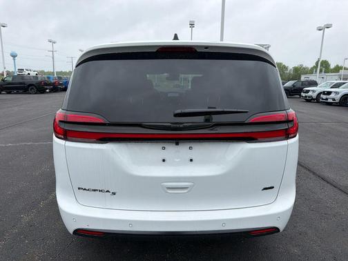 Bright White Clearcoat 2026 Chrysler Pacifica Select