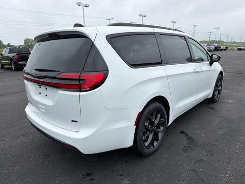 Bright White Clearcoat 2026 Chrysler Pacifica Select