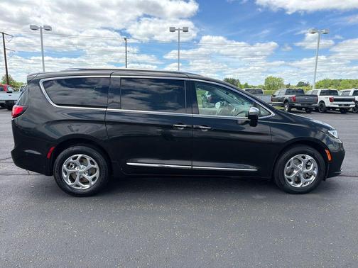 Brilliant Black Crystal Pearlcoat 2021 Chrysler Pacifica Limited