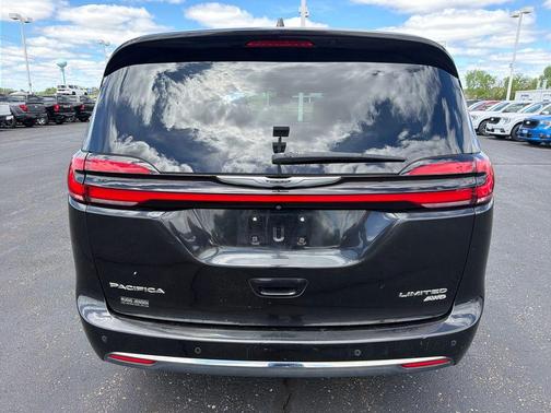 Brilliant Black Crystal Pearlcoat 2021 Chrysler Pacifica Limited