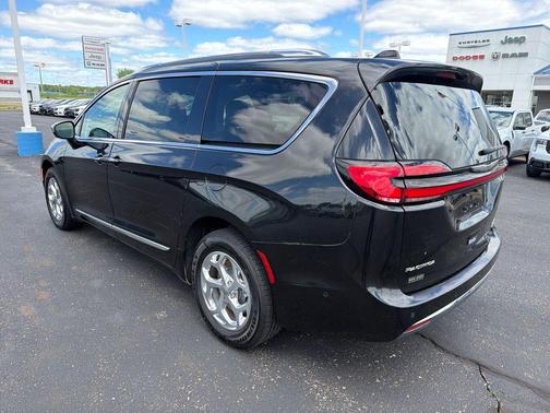 Brilliant Black Crystal Pearlcoat 2021 Chrysler Pacifica Limited