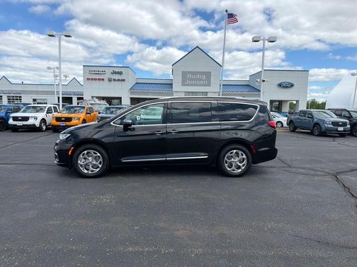 Brilliant Black Crystal Pearlcoat 2021 Chrysler Pacifica Limited
