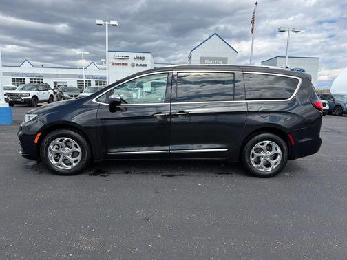 Brilliant Black Crystal Pearlcoat 2021 Chrysler Pacifica Limited