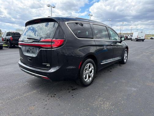 Brilliant Black Crystal Pearlcoat 2021 Chrysler Pacifica Limited