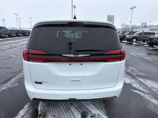2023 Chrysler Pacifica Touring-L