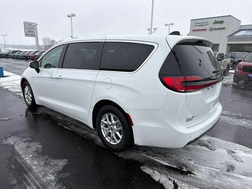 2023 Chrysler Pacifica Touring-L