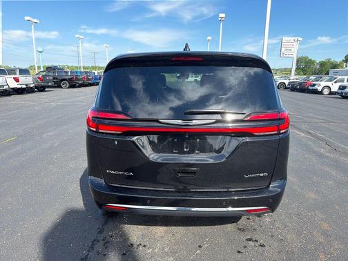 Diamond Black 2026 Chrysler Pacifica Limited