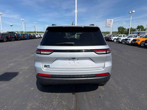 Silver Zynith 2025 Jeep Grand Cherokee Laredo