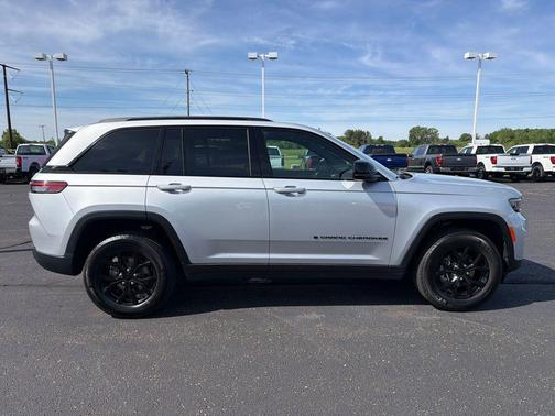 Silver Zynith 2025 Jeep Grand Cherokee Laredo
