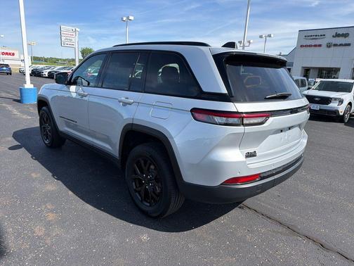 Silver Zynith 2025 Jeep Grand Cherokee Laredo