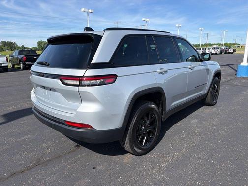 Silver Zynith 2025 Jeep Grand Cherokee Laredo