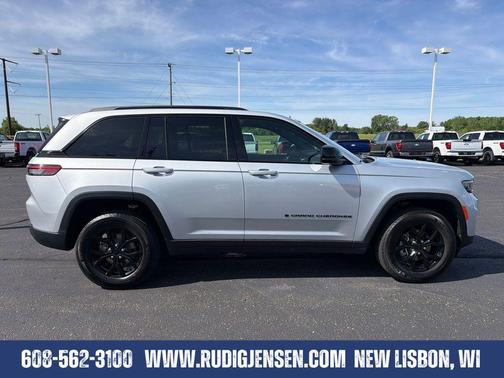 Silver Zynith 2025 Jeep Grand Cherokee Laredo
