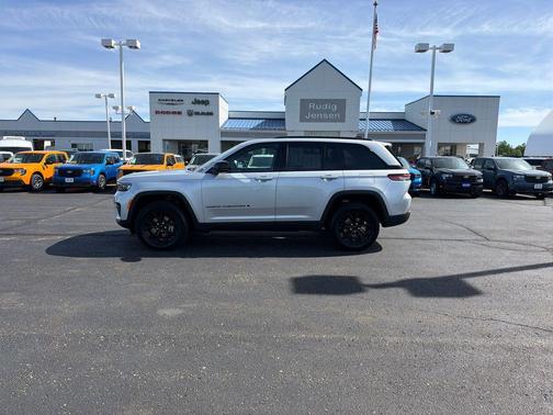Silver Zynith 2025 Jeep Grand Cherokee Laredo