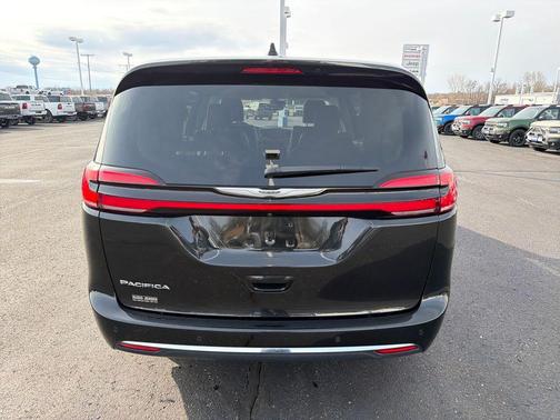 2023 Chrysler Pacifica Touring-L