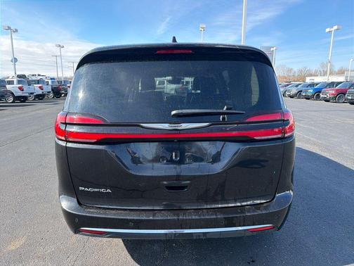 2023 Chrysler Pacifica Touring-L
