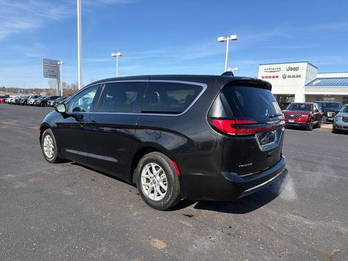 2023 Chrysler Pacifica Touring-L