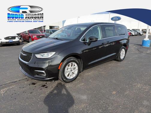 Brilliant Black Crystal Pearlcoat 2023 Chrysler Pacifica Touring-L