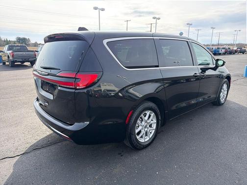 2023 Chrysler Pacifica Touring-L