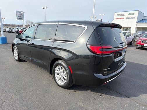 2023 Chrysler Pacifica Touring-L