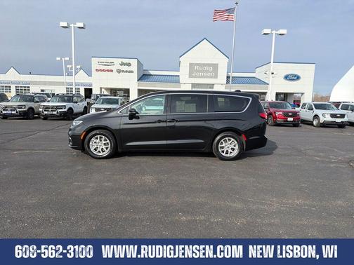 Brilliant Black Crystal Pearlcoat 2023 Chrysler Pacifica Touring-L