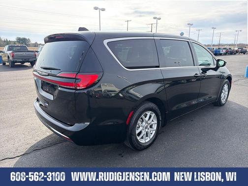 Brilliant Black Crystal Pearlcoat 2023 Chrysler Pacifica Touring-L