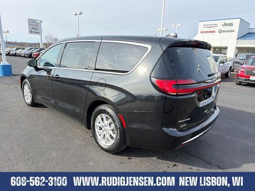 Brilliant Black Crystal Pearlcoat 2023 Chrysler Pacifica Touring-L