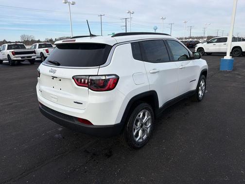 Bright White Clearcoat 2026 Jeep Compass Latitude