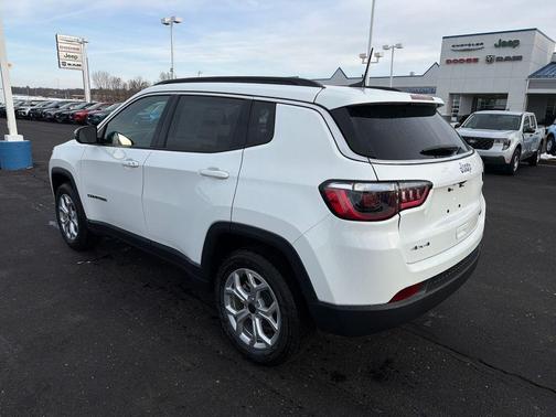 Bright White Clearcoat 2026 Jeep Compass Latitude