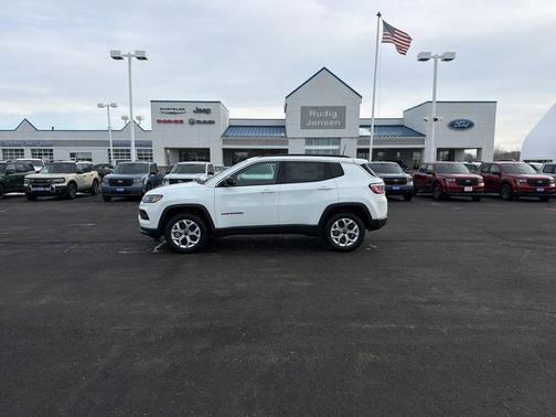 Bright White Clearcoat 2026 Jeep Compass Latitude