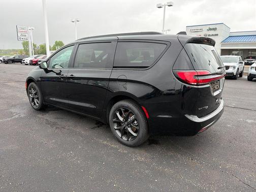 Diamond Black 2026 Chrysler Pacifica Select