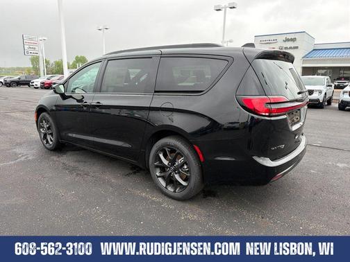 Diamond Black 2026 Chrysler Pacifica Select