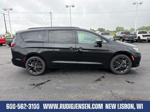 Diamond Black 2026 Chrysler Pacifica Select