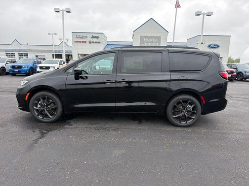 Diamond Black 2026 Chrysler Pacifica Select