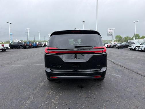 Diamond Black 2026 Chrysler Pacifica Select
