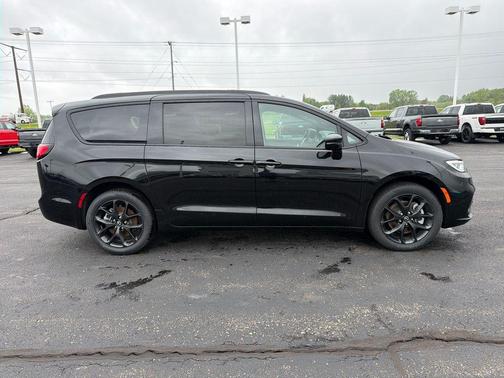 Diamond Black 2026 Chrysler Pacifica Select