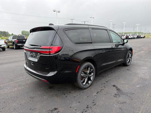 Diamond Black 2026 Chrysler Pacifica Select