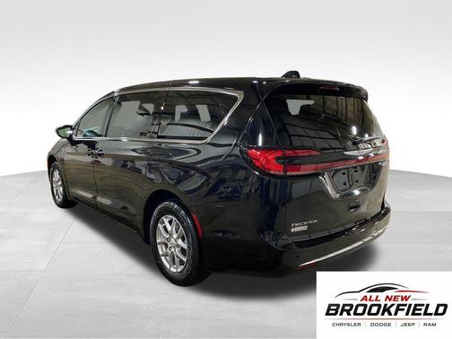 Diamond Black Crystal Pearl-Coat Exterior Paint 2026 Chrysler Pacifica L