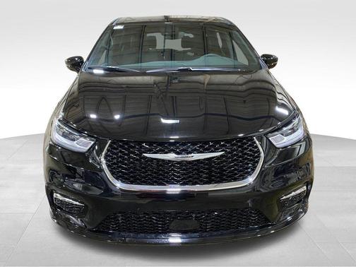 Diamond Black Crystal Pearl-Coat Exterior Paint 2026 Chrysler Pacifica L