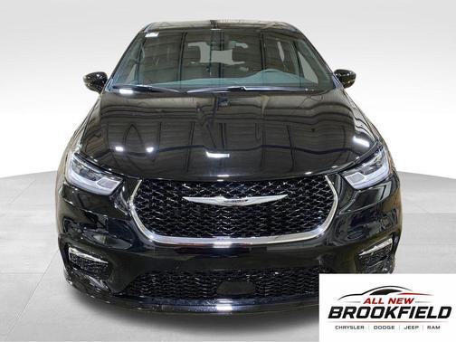 Diamond Black Crystal Pearl-Coat Exterior Paint 2026 Chrysler Pacifica L