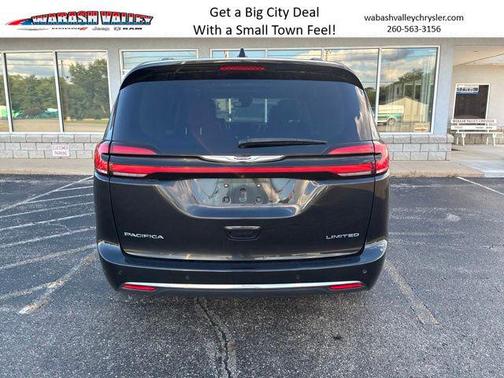 Brilliant Black Crystal Pearlcoat 2023 Chrysler Pacifica Limited