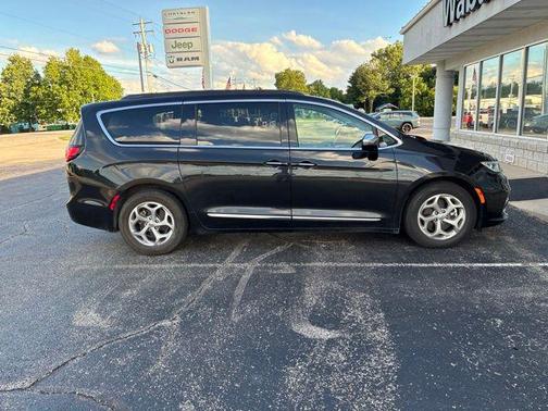 Brilliant Black Crystal Pearlcoat 2023 Chrysler Pacifica Limited