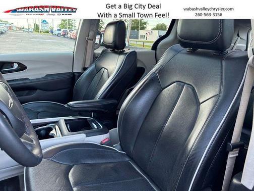 Brilliant Black Crystal Pearlcoat 2023 Chrysler Pacifica Limited