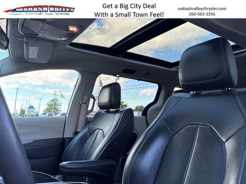 Brilliant Black Crystal Pearlcoat 2023 Chrysler Pacifica Limited