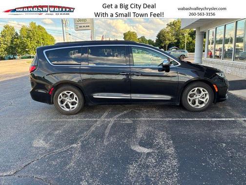Brilliant Black Crystal Pearlcoat 2023 Chrysler Pacifica Limited