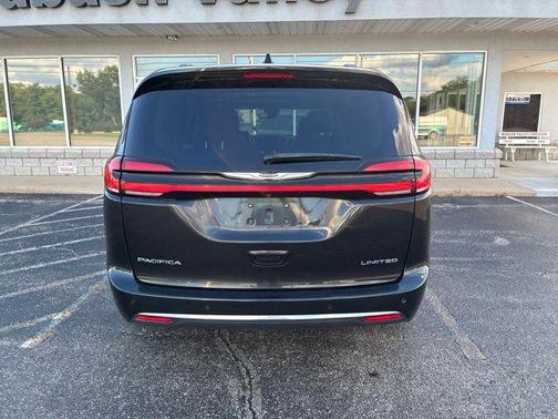 Brilliant Black Crystal Pearlcoat 2023 Chrysler Pacifica Limited