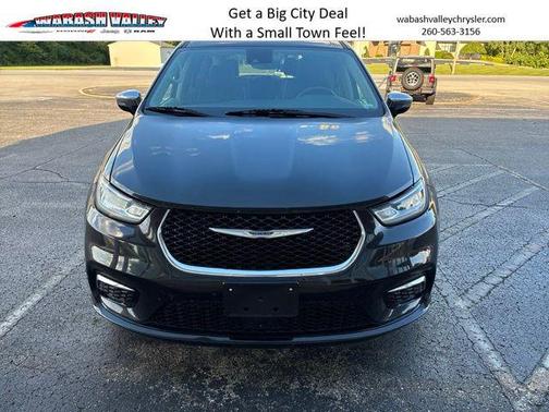Brilliant Black Crystal Pearlcoat 2023 Chrysler Pacifica Limited