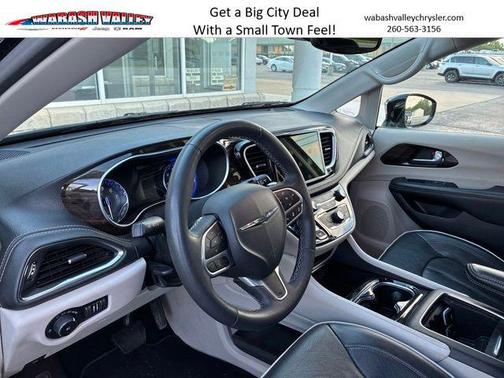Brilliant Black Crystal Pearlcoat 2023 Chrysler Pacifica Limited