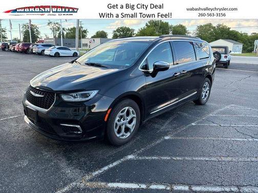 Brilliant Black Crystal Pearlcoat 2023 Chrysler Pacifica Limited