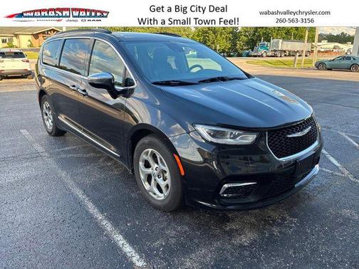 Brilliant Black Crystal Pearlcoat 2023 Chrysler Pacifica Limited