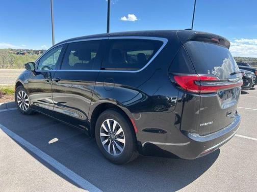 Brilliant Black Crystal Pearlcoat 2024 Chrysler Pacifica Hybrid Select